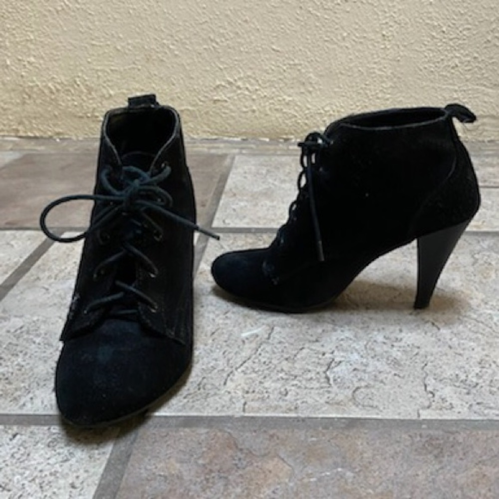 STEVE MADDEN Suede booties